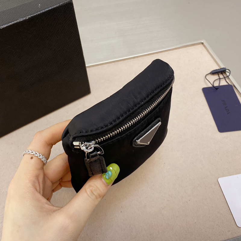 2021 new arm small square bag temperament trendy nylon waterproof small purse handbag size 14*8cm Wallets
2021 new arm small square bag temperament trendy nylon waterproof small purse handbag size 14*8cm Wallets