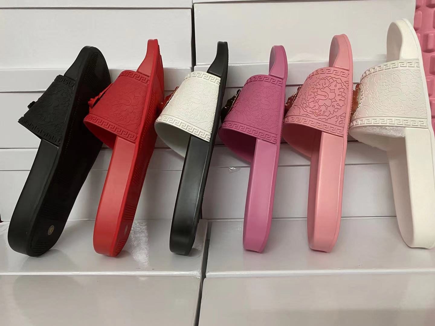 Top Quality Studded leather slippers women men sandals Slides Summer Fashion Indoor Wide Flat Flip Flop slide Slideshow With Box Size EUR35-45, 30
Top Quality Studded leather slippers women men sandals Slides Summer Fashion Indoor Wide Flat Flip Flop slide Slideshow With Box Size EUR35-45, 30