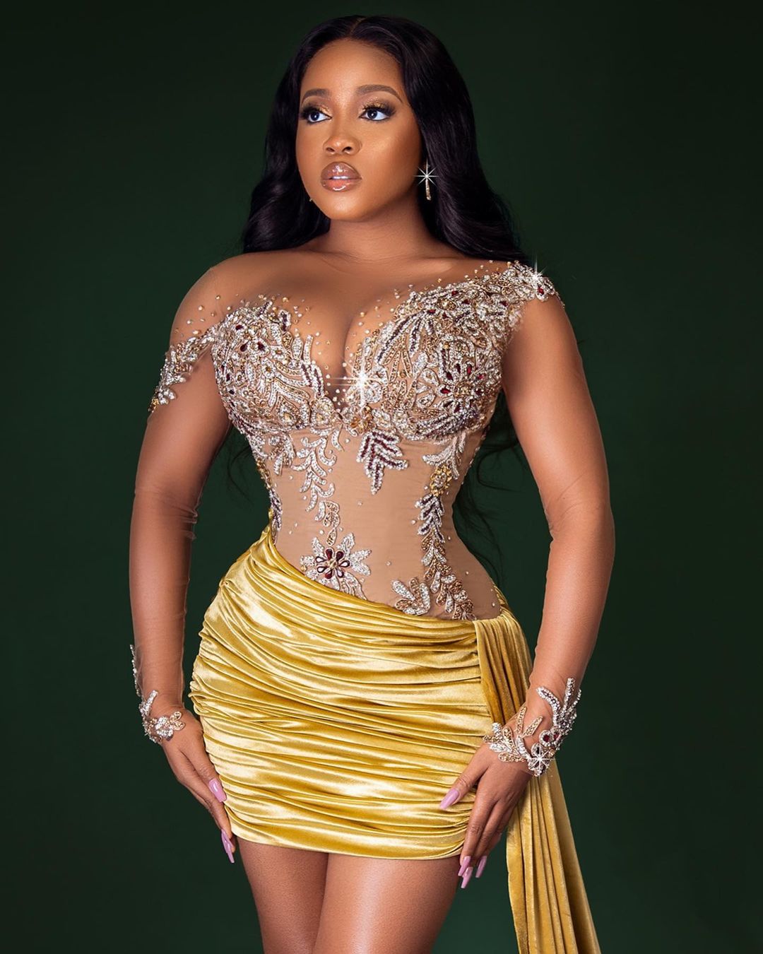 2022 Plus Size Arabic Aso Ebi Gold Stylish Satin Prom Dresses Beaded Crystals Appliques Evening Formal Party Second Reception Birthday Engagement Gown