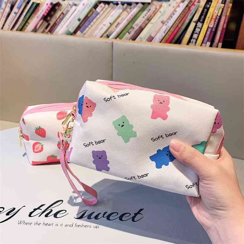 Ins Korean makeup cute cartoon Pu wash large capacity waterproof portable sundries storage bag, Trumpet rainbow bear
Ins Korean makeup cute cartoon Pu wash large capacity waterproof portable sundries storage bag, Trumpet rainbow bear