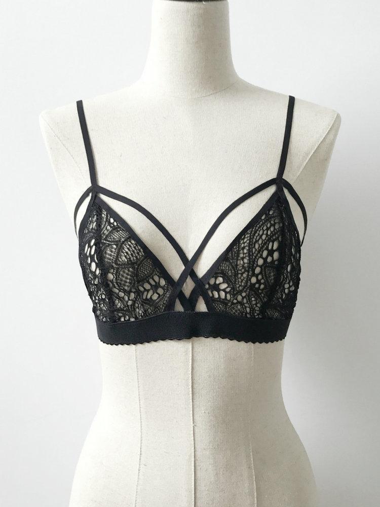 Bras Sets Women 's Sexy Underwear Bra Lace Suspender Hollow Out Three Point Style + FREE Off The Crotch, Black
Bras Sets Women 's Sexy Underwear Bra Lace Suspender Hollow Out Three Point Style + FREE Off The Crotch, Black