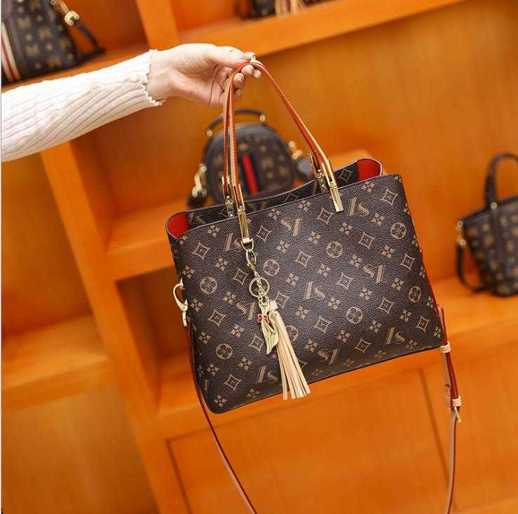 Genuine Leather Women Bags Trendy Large-Capacity Portable Female Fashion One-Shoulder Messenger Bag, Coffee
Genuine Leather Women Bags Trendy Large-Capacity Portable Female Fashion One-Shoulder Messenger Bag, Coffee