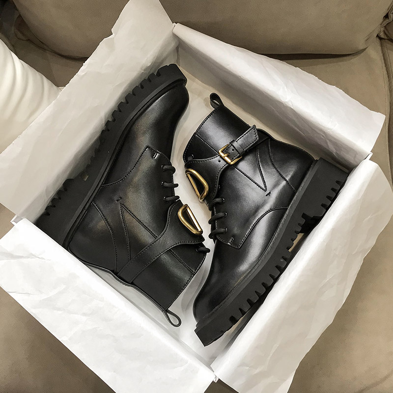 2021 Hot temperament Women High Quality Genuine Leather V Metal Buckle Martin boot Motorcycle boots Outdoor Thick Bottom Shoes Boot, Metal letter style
2021 Hot temperament Women High Quality Genuine Leather V Metal Buckle Martin boot Motorcycle boots Outdoor Thick Bottom Shoes Boot, Metal letter style
