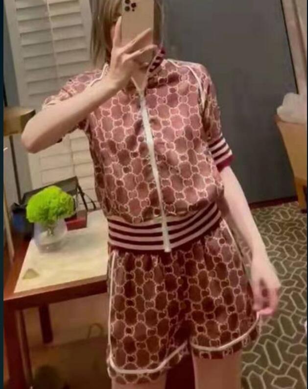 2022GG summer new pattern Women's Two Piece Pants High Quality brand designer Women's casual fashion top and shorts 2-piece set, Red
2022GG summer new pattern Women's Two Piece Pants High Quality brand designer Women's casual fashion top and shorts 2-piece set, Red