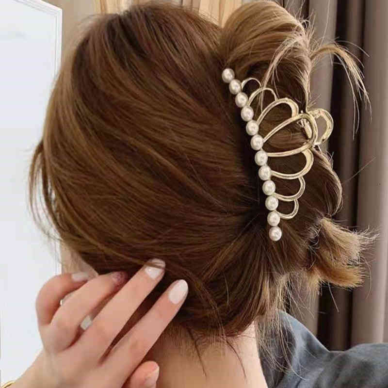 Hair Jewelry Accessories the Exquisite Pearl Pin Geometric Grip Clip Is Fashionable and Simple. Back of Head Has a Large Amount . Shark