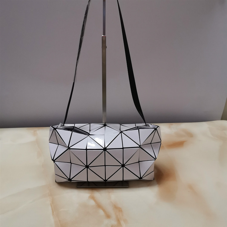 Japanese Sanzhai Same Geometric Diamond Check Bag Womens Laser Shoulder Messenger Bag Camera Bag Pillow Box Fashion, White glossy 11 upgraded version high qu
Japanese Sanzhai Same Geometric Diamond Check Bag Womens Laser Shoulder Messenger Bag Camera Bag Pillow Box Fashion, White glossy 11 upgraded version high qu