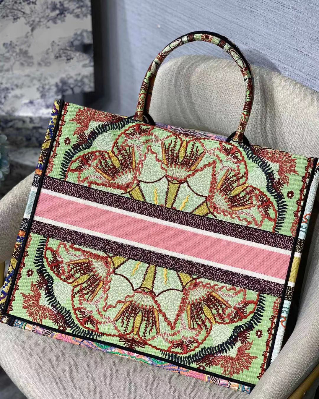 2020 New ladies large-capacity handbags Paris designer handbags fashion retro ethnic style canvas handmade embroidery pattern shopping bag
2020 New ladies large-capacity handbags Paris designer handbags fashion retro ethnic style canvas handmade embroidery pattern shopping bag
