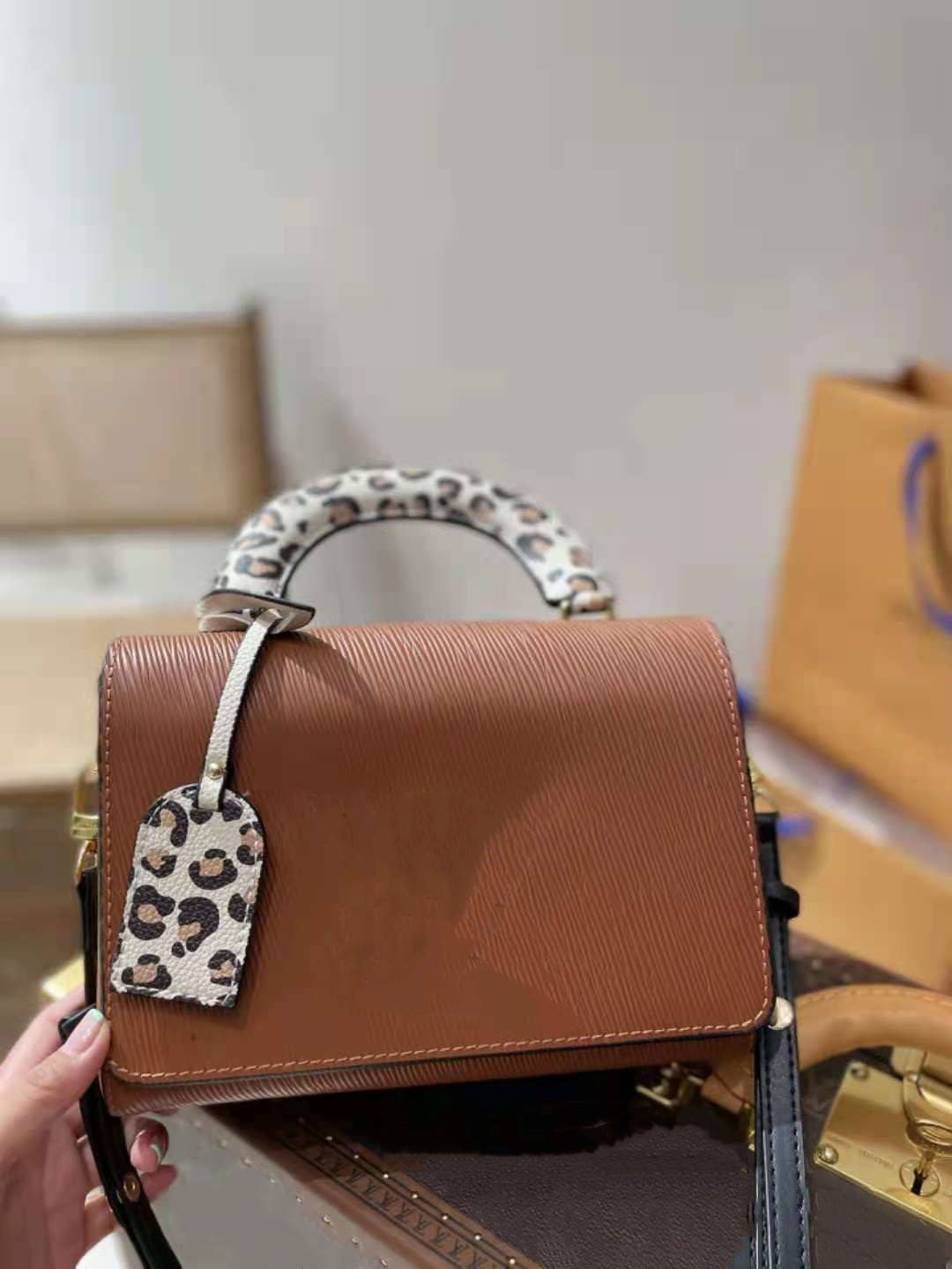 women's Inclined shoulder Bag High Quality Genuine Leather tote Classic Design Crossbody Bags Lady Handbags Wave pattern big V temperament goddess1281, Customize
women's Inclined shoulder Bag High Quality Genuine Leather tote Classic Design Crossbody Bags Lady Handbags Wave pattern big V temperament goddess1281, Customize