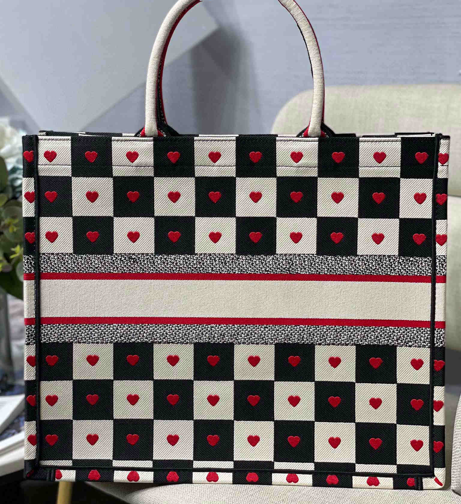 The latest women's shopping bag large capacity handbag handmade monogram pattern embroidery in Paris, France French designers support custom personalized names.
The latest women's shopping bag large capacity handbag handmade monogram pattern embroidery in Paris, France French designers support custom personalized names.