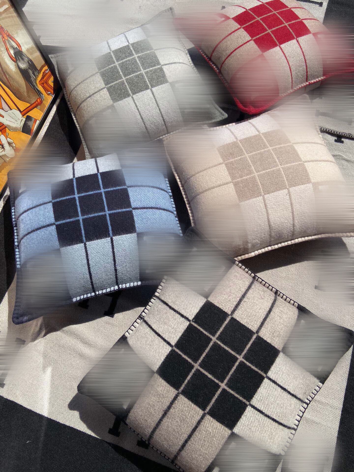 Luxury pillow case designer Signage Cushion cover top quality real cashmere wool material check stripe pattern 5 colors available 45*45cm for home decoration, As pic
Luxury pillow case designer Signage Cushion cover top quality real cashmere wool material check stripe pattern 5 colors available 45*45cm for home decoration, As pic