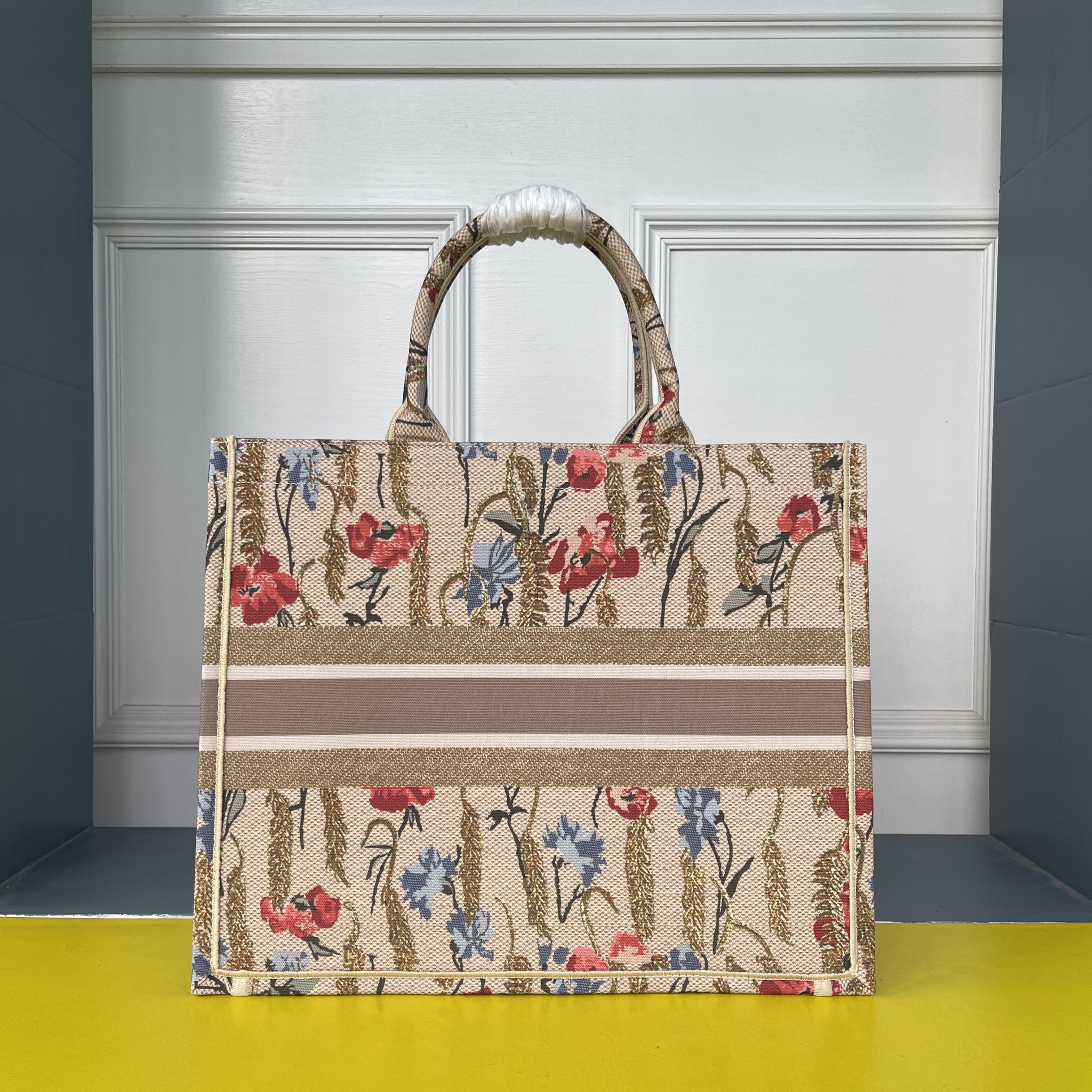 Designer bag three-dimensional embroidery old flower all over print tiger wallet women shopping bag one shoulder carrying extra large capacity bags
Designer bag three-dimensional embroidery old flower all over print tiger wallet women shopping bag one shoulder carrying extra large capacity bags
