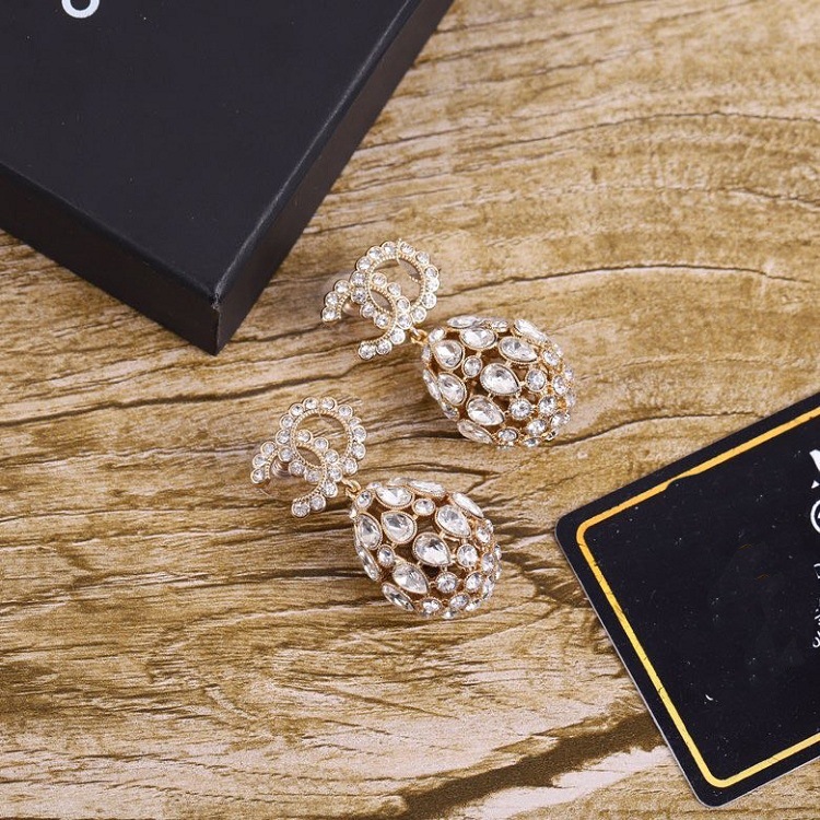 Xiangjiaxiaoxiangfeng version, versatile fashion temperament, Korean simple earrings, eardrops, full of diamond ball, Golden
Xiangjiaxiaoxiangfeng version, versatile fashion temperament, Korean simple earrings, eardrops, full of diamond ball, Golden