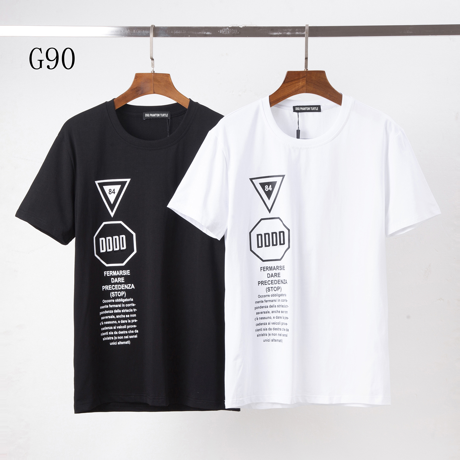 Cotton T-shirt with road-sign print DSQ Mens Designer T Shirts Summer Fashion Casual Streetwear Tops Short Sleeve Tee 6128, White
Cotton T-shirt with road-sign print DSQ Mens Designer T Shirts Summer Fashion Casual Streetwear Tops Short Sleeve Tee 6128, White