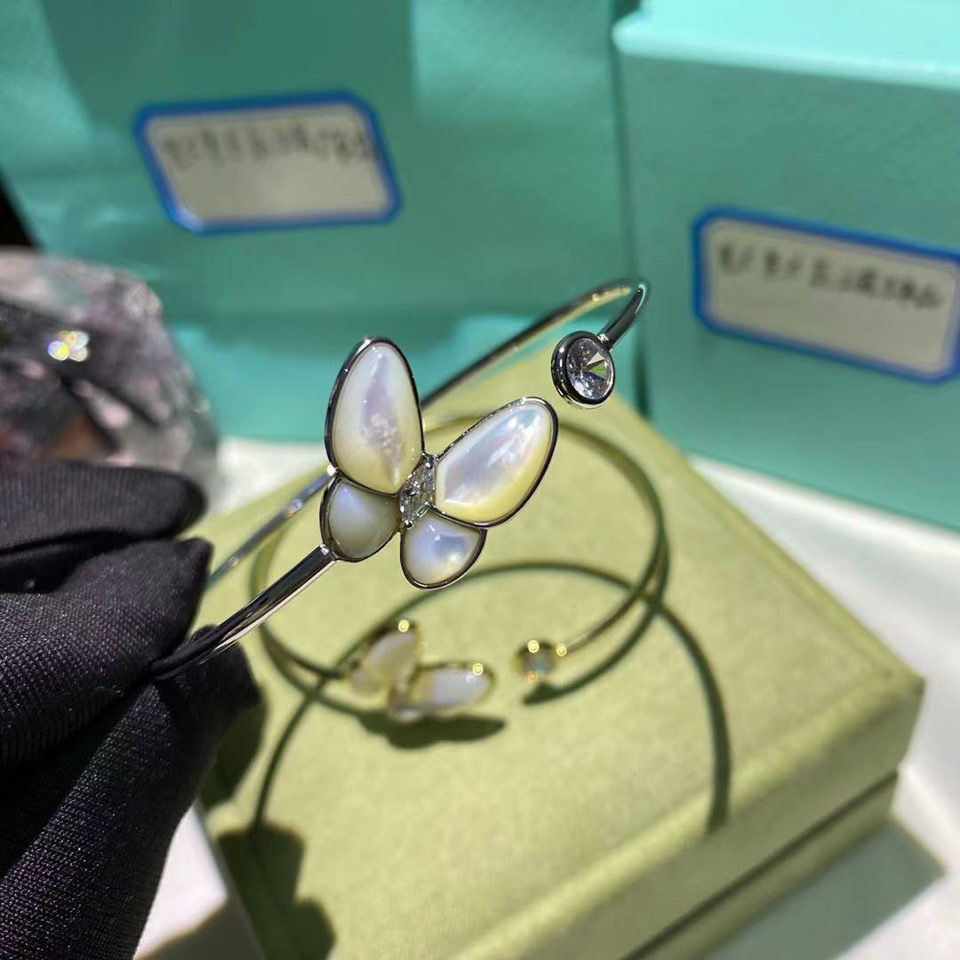 Ladies Love rings Pendant Necklaces Screw Bracelet Van Party Wedding Couple Gift Love Bracelet Fashion Luxury Cleef Designer Bra
Ladies Love rings Pendant Necklaces Screw Bracelet Van Party Wedding Couple Gift Love Bracelet Fashion Luxury Cleef Designer Bra