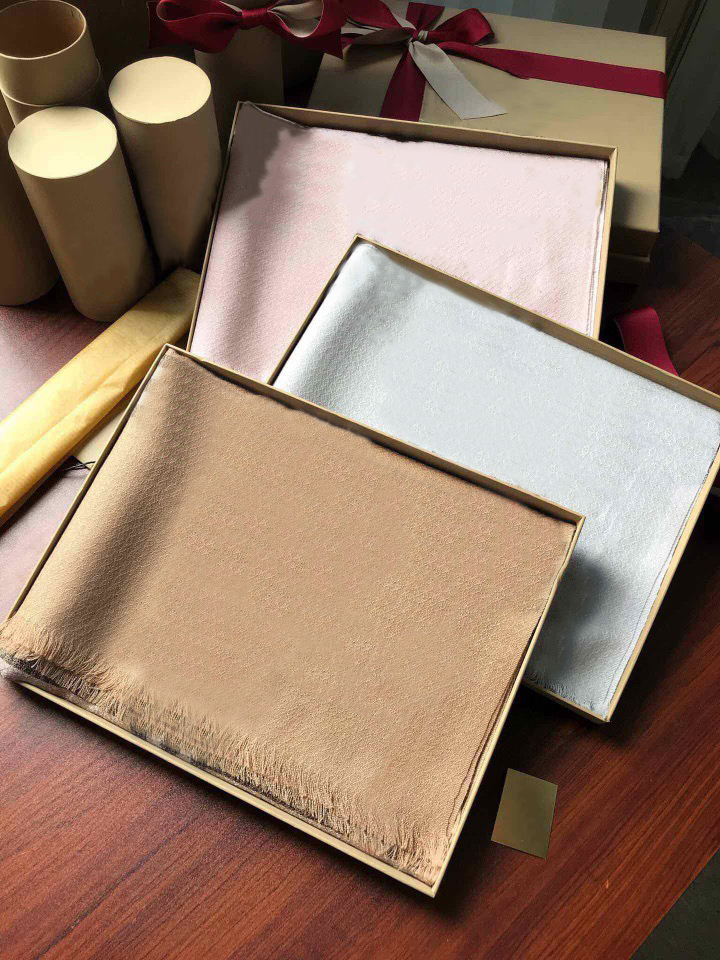 Designer scarf High-end brand autumn/winter fashion shawls high quality letter checked pattern cashmere scarves Classic scarfs size 220 * 70cm
Designer scarf High-end brand autumn/winter fashion shawls high quality letter checked pattern cashmere scarves Classic scarfs size 220 * 70cm