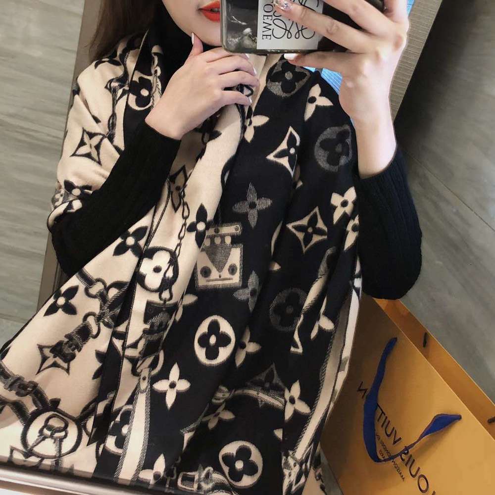 Autumn winter new warm European and Korean fashion chain multi-purpose cashmere wool scarf shawl
Autumn winter new warm European and Korean fashion chain multi-purpose cashmere wool scarf shawl
