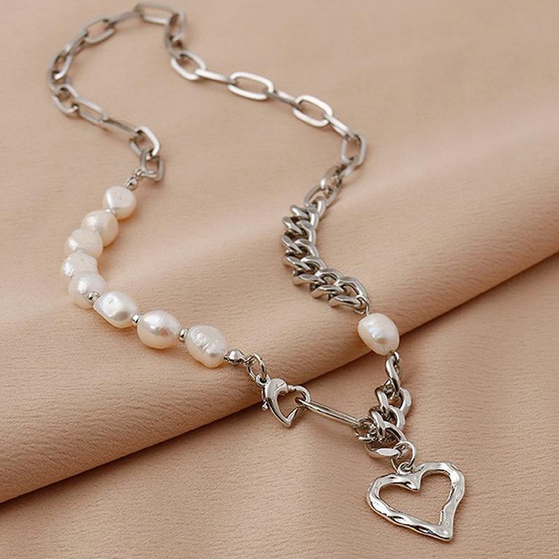 Chokers Punk Retro Girl Hollow Love Pendant Pearl Splicing Baroque Necklace Chocker Clavicle Chain Jewelry For Women Girls Gift
Chokers Punk Retro Girl Hollow Love Pendant Pearl Splicing Baroque Necklace Chocker Clavicle Chain Jewelry For Women Girls Gift