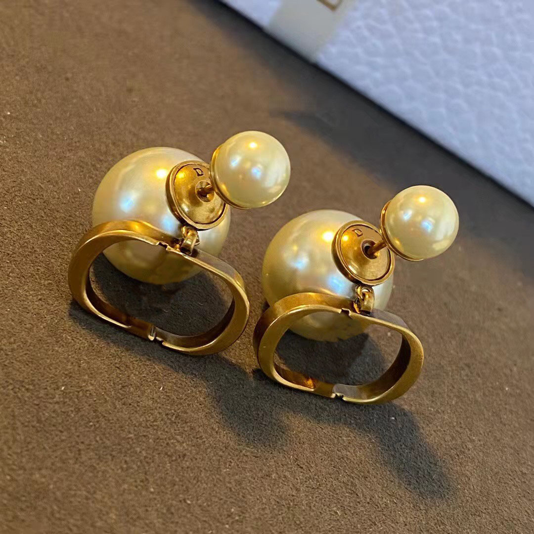 Luxury designer earrings ladies fashion pearls cd letters pendant earring retro brass material 925 silver needles simple and versatile jewelry, Golden
Luxury designer earrings ladies fashion pearls cd letters pendant earring retro brass material 925 silver needles simple and versatile jewelry, Golden