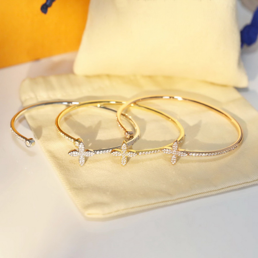 Europe America Fashion Style Lady Women Titanium steel Engraved V Initials Hollow out Flower Setting Full Diamond Open Bangle Bracelet Q95690