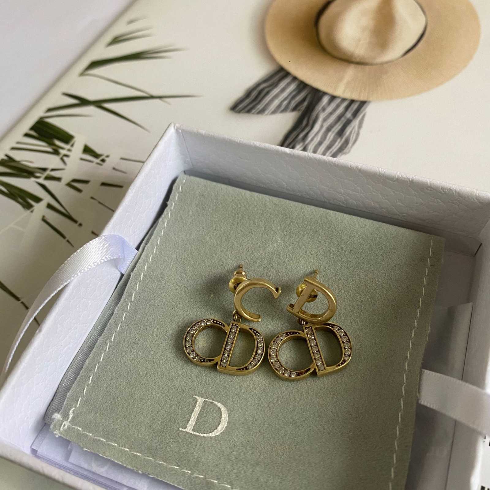 Dijia / DJIA new CD letter Earrings women's net red fashion Diamond Earrings IML9, Golden
Dijia / DJIA new CD letter Earrings women's net red fashion Diamond Earrings IML9, Golden