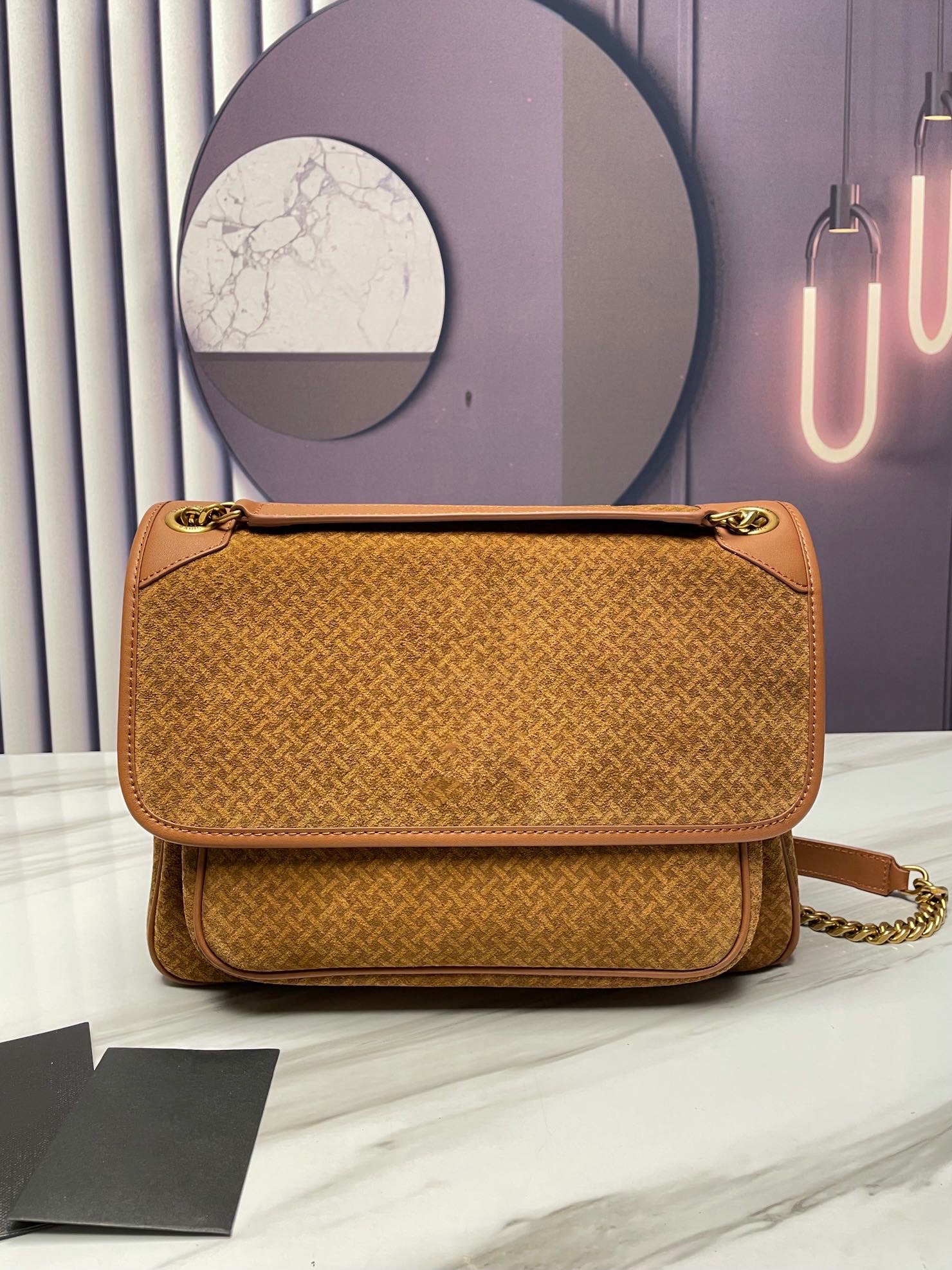 Niki Medium In Quilted Suede And Smooth Leather Evening Bags ENVELOPED Y-QUILTED OVERSTITICHING 100% CALFSKIN LEATHER, Black
Niki Medium In Quilted Suede And Smooth Leather Evening Bags ENVELOPED Y-QUILTED OVERSTITICHING 100% CALFSKIN LEATHER, Black