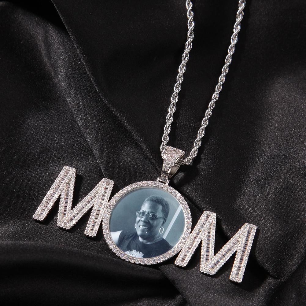 2024 Hip Hop Initial Letter MoM Custom Iced Out Round Diy Photo Pendant Necklace Twist Chain Bling Cubic Zirconia Memorial Charm Jewelry Birthday Gift