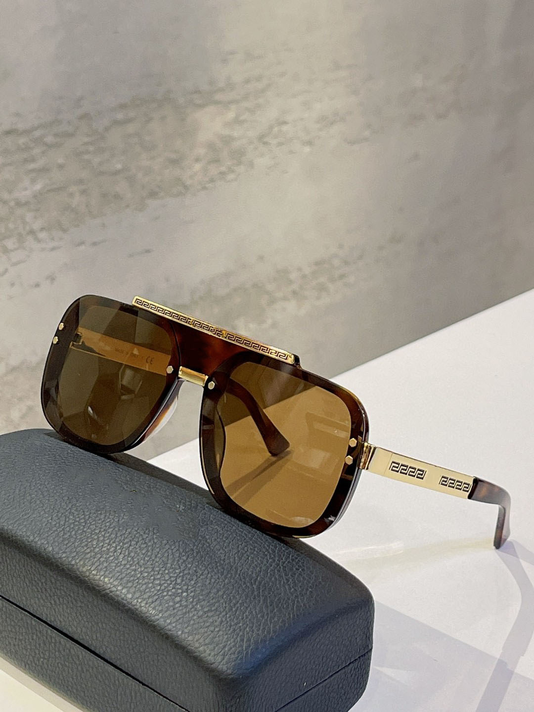 Classic retro mens sunglasses fashion design womens glasses luxury brand designer eyeglass top quality Simple business style uv400 with case VE 4392 Size 63-12 145
Classic retro mens sunglasses fashion design womens glasses luxury brand designer eyeglass top quality Simple business style uv400 with case VE 4392 Size 63-12 145