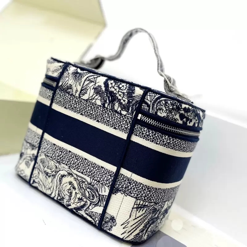 Embroidered Top Cosmetic Bags Large Capacity Makeup Designer Classic Embroidery Letters Animal Pattern Girls Handbags Luxury Canvas Bag
Embroidered Top Cosmetic Bags Large Capacity Makeup Designer Classic Embroidery Letters Animal Pattern Girls Handbags Luxury Canvas Bag