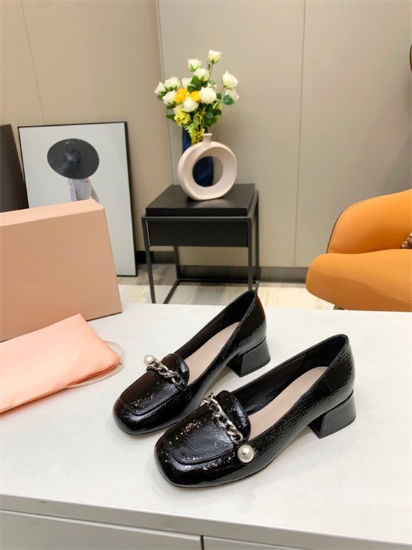 Dio 2021 Classic Mid heeled boat shoes Designer luxury leather Occupation high heels Shoes Round head Metal Button woman Dress shoes size35-40, Choose the color
Dio 2021 Classic Mid heeled boat shoes Designer luxury leather Occupation high heels Shoes Round head Metal Button woman Dress shoes size35-40, Choose the color