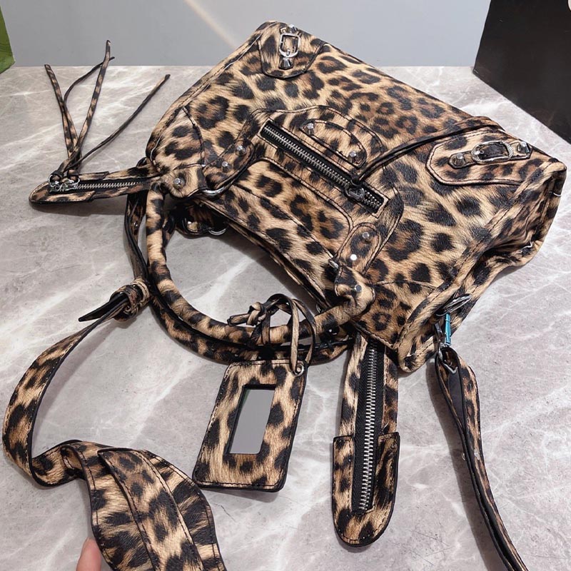 Evening Bags Arrival Women ladys Small Shoulder Bag Design Pleated Saddle Cross Body Messenger With Coin Purse Girl locomotive rivet street Motorcycle Handbags, Multi-color
Evening Bags Arrival Women ladys Small Shoulder Bag Design Pleated Saddle Cross Body Messenger With Coin Purse Girl locomotive rivet street Motorcycle Handbags, Multi-color