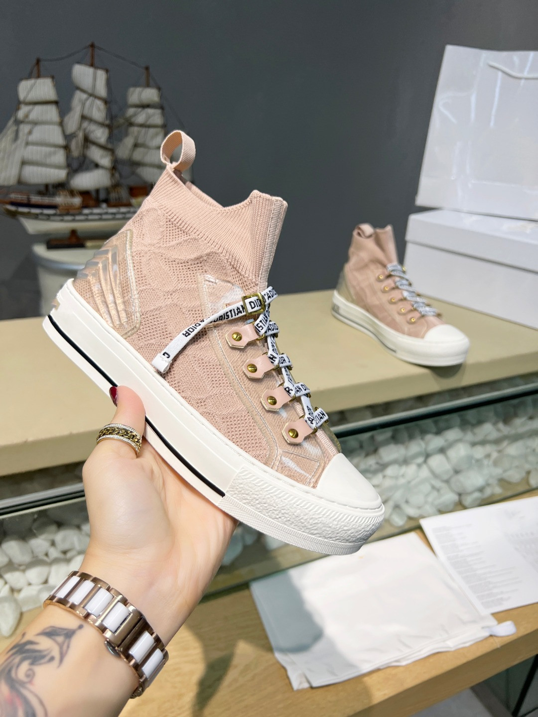luxury designer Leather Women boots Martin Desert Boot flamingos Love arrow medal 100% real leathers coarse Winter designers shoes with 1203, 04
luxury designer Leather Women boots Martin Desert Boot flamingos Love arrow medal 100% real leathers coarse Winter designers shoes with 1203, 04
