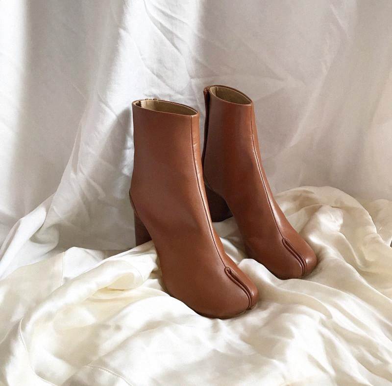 Perfect Official Quality Maison Tabi Leather Booties Luxury Fashion Street Style Shoes New Designer Split-toe Margiela Ankle Mm6 Boots Y9AV#, Red
Perfect Official Quality Maison Tabi Leather Booties Luxury Fashion Street Style Shoes New Designer Split-toe Margiela Ankle Mm6 Boots Y9AV#, Red
