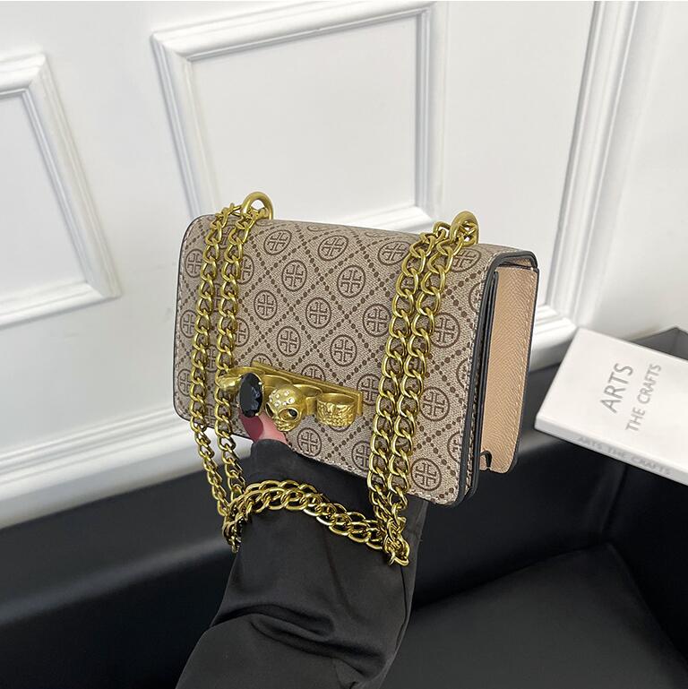 wholesale women leather shoulder bag street personality diamond finger clutch elegant polka dot printed handbags European and American popular leopard handbag, Leopard(boutique box)
wholesale women leather shoulder bag street personality diamond finger clutch elegant polka dot printed handbags European and American popular leopard handbag, Leopard(boutique box)