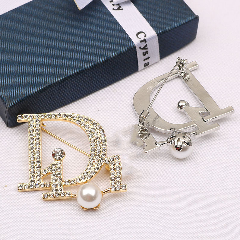 Luxury Vintage Simple Diamond D Design Brooch Women Crystal Rhinestone Letters Brooches Suit Pin Fashion Jewelry Clothing Decoration High Qu, Gray
Luxury Vintage Simple Diamond D Design Brooch Women Crystal Rhinestone Letters Brooches Suit Pin Fashion Jewelry Clothing Decoration High Qu, Gray
