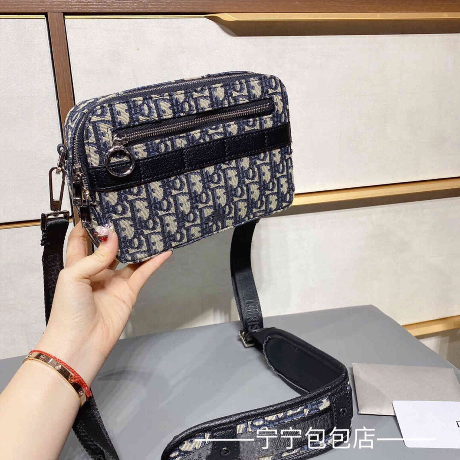 Christian Top quality designers bags Men's new embroidery knitting jacquard camera bag Single Shoulder Messenger Bag leisure postman bag d fdchh
Christian Top quality designers bags Men's new embroidery knitting jacquard camera bag Single Shoulder Messenger Bag leisure postman bag d fdchh