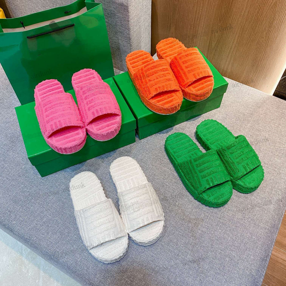 Women Green Fur Slippers Towel Style Sliders Classics Warm Slipper Fashion Luxurys Designers Loafers Furry Slides Gear Flat Bottom Slide Ladies 35-41
Women Green Fur Slippers Towel Style Sliders Classics Warm Slipper Fashion Luxurys Designers Loafers Furry Slides Gear Flat Bottom Slide Ladies 35-41