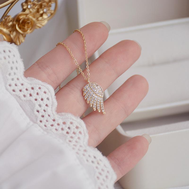 Pendant Necklaces Arrival Micro-inlaid Zircon Full Of Crystal Feathers Exquisite Daily For Woman Holiday Clavicle Chain Necklace
Pendant Necklaces Arrival Micro-inlaid Zircon Full Of Crystal Feathers Exquisite Daily For Woman Holiday Clavicle Chain Necklace