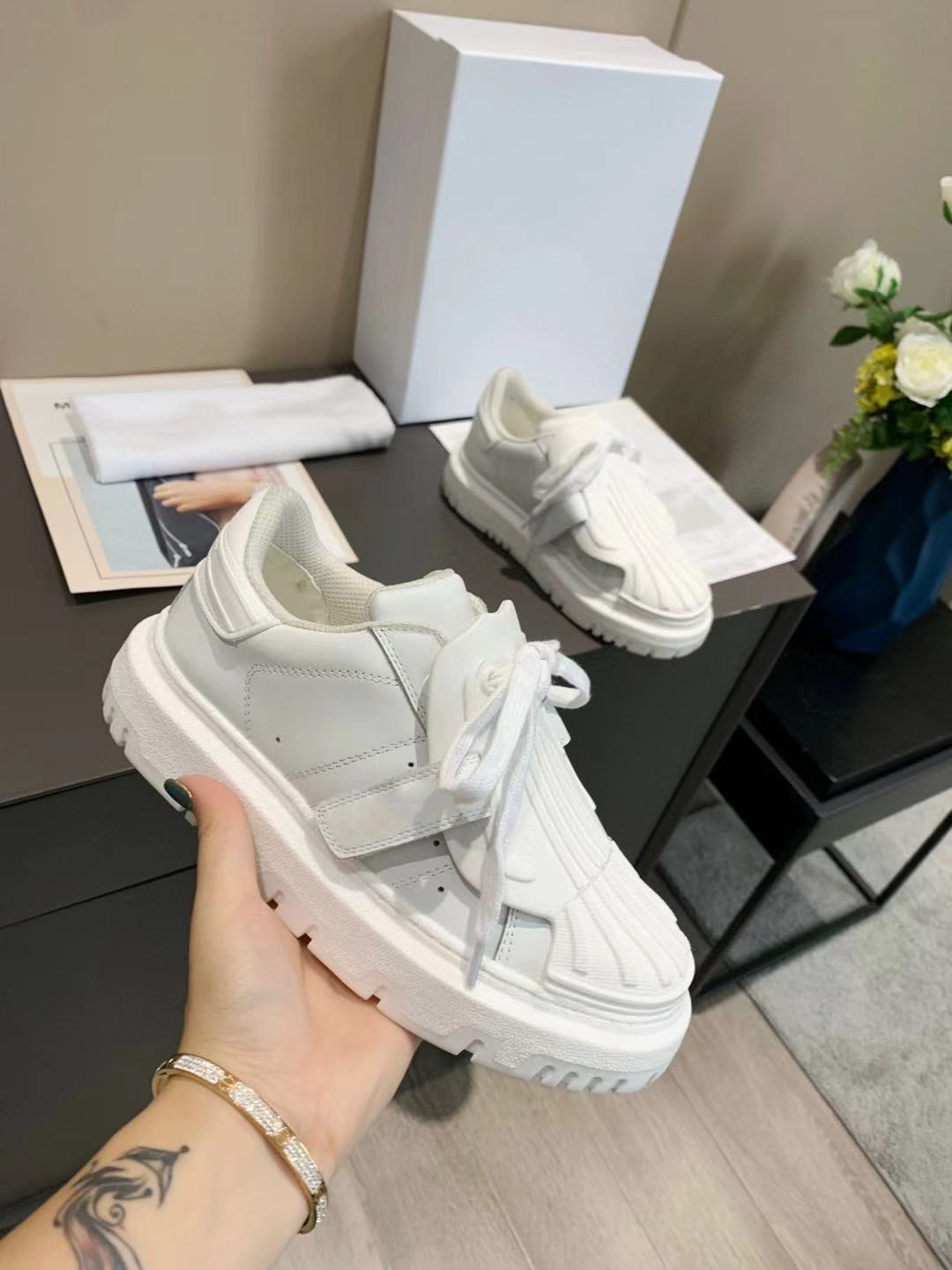Ladies casual calfskin sneakers rubber outsole canvas leather design sports trainer runners leather old floral low-top casual shoes
Ladies casual calfskin sneakers rubber outsole canvas leather design sports trainer runners leather old floral low-top casual shoes