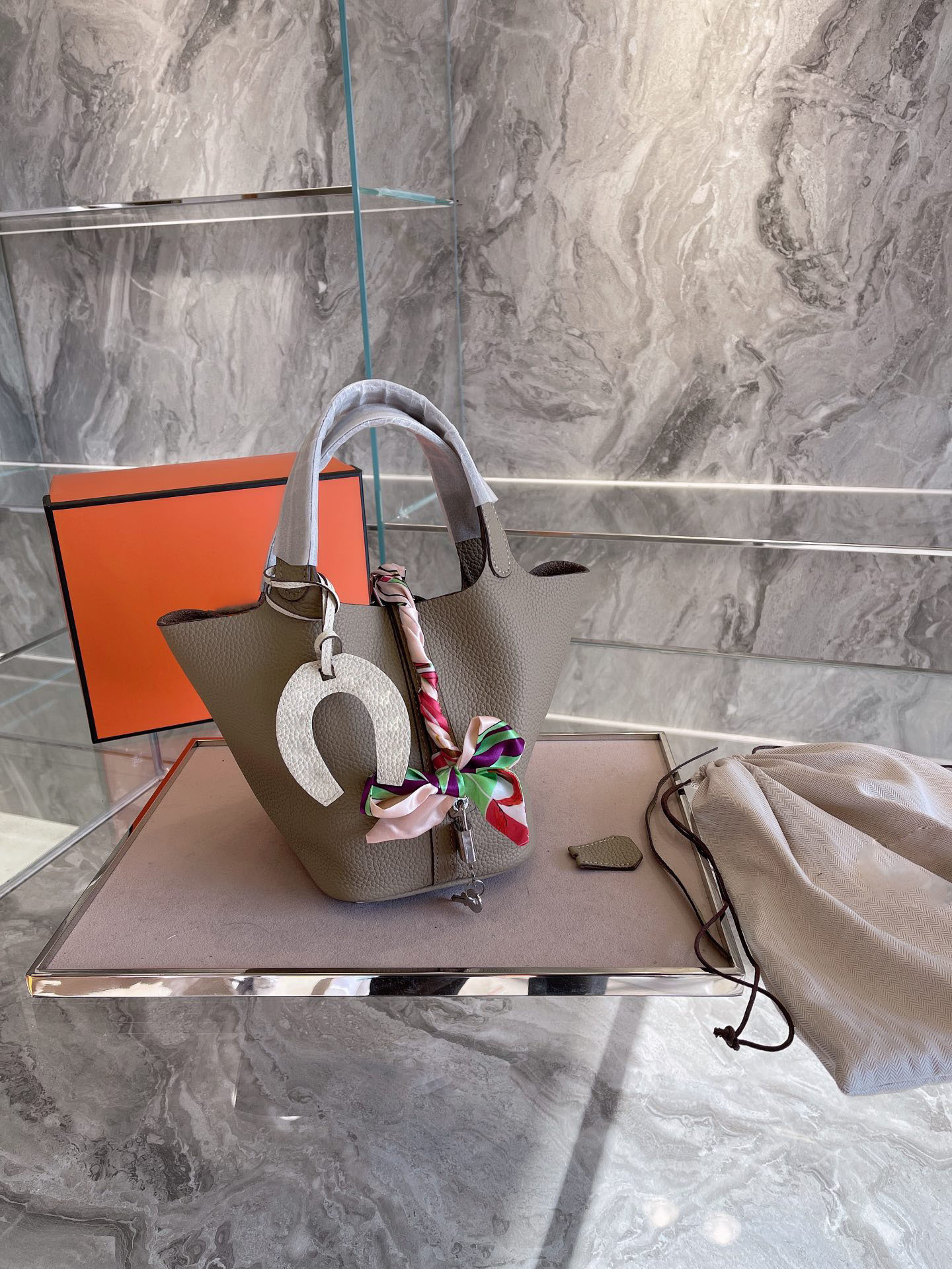 The tasteful style of leather For mobile phones and headphones and other small fashion bags 18 cm, Khaki
The tasteful style of leather For mobile phones and headphones and other small fashion bags 18 cm, Khaki