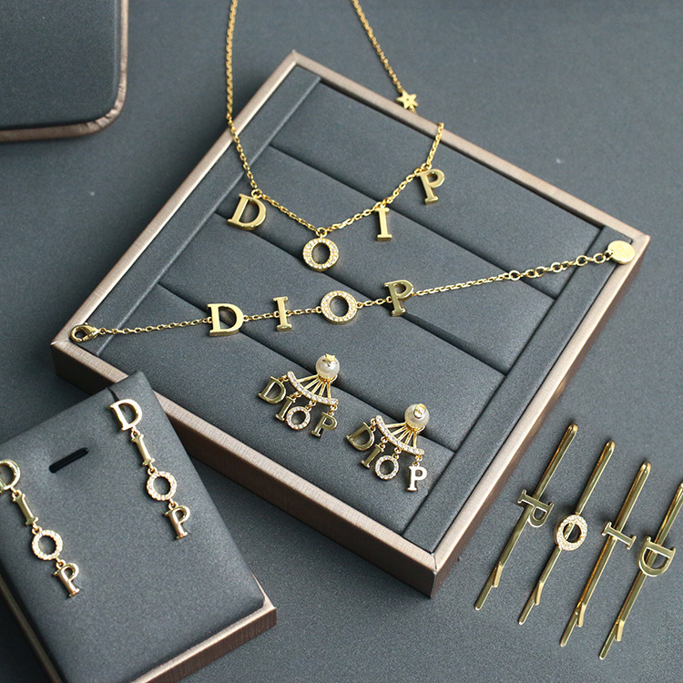 Dijia / DJIA gold letter fashion versatile Necklace hairpin air sense net red Earrings fashionable four piece set
Dijia / DJIA gold letter fashion versatile Necklace hairpin air sense net red Earrings fashionable four piece set