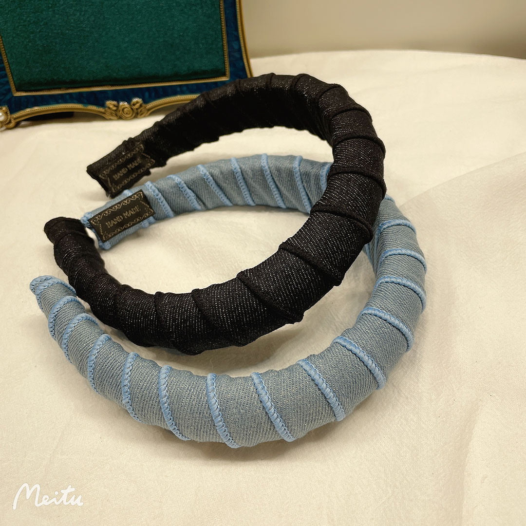 South Korea imports fresh pure color bright silk spiral hair hoop autumn winter joker simple show white ocean air head hoop hair card new
South Korea imports fresh pure color bright silk spiral hair hoop autumn winter joker simple show white ocean air head hoop hair card new