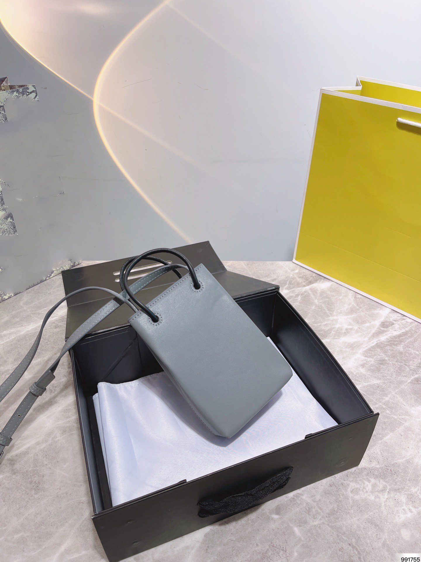 (with gift box)21ss fashion show womens mini totes bag Shopping Phone Holder balencaiga geninue leather designer shoulder bags limited 12*18 W6UE#
(with gift box)21ss fashion show womens mini totes bag Shopping Phone Holder balencaiga geninue leather designer shoulder bags limited 12*18 W6UE#