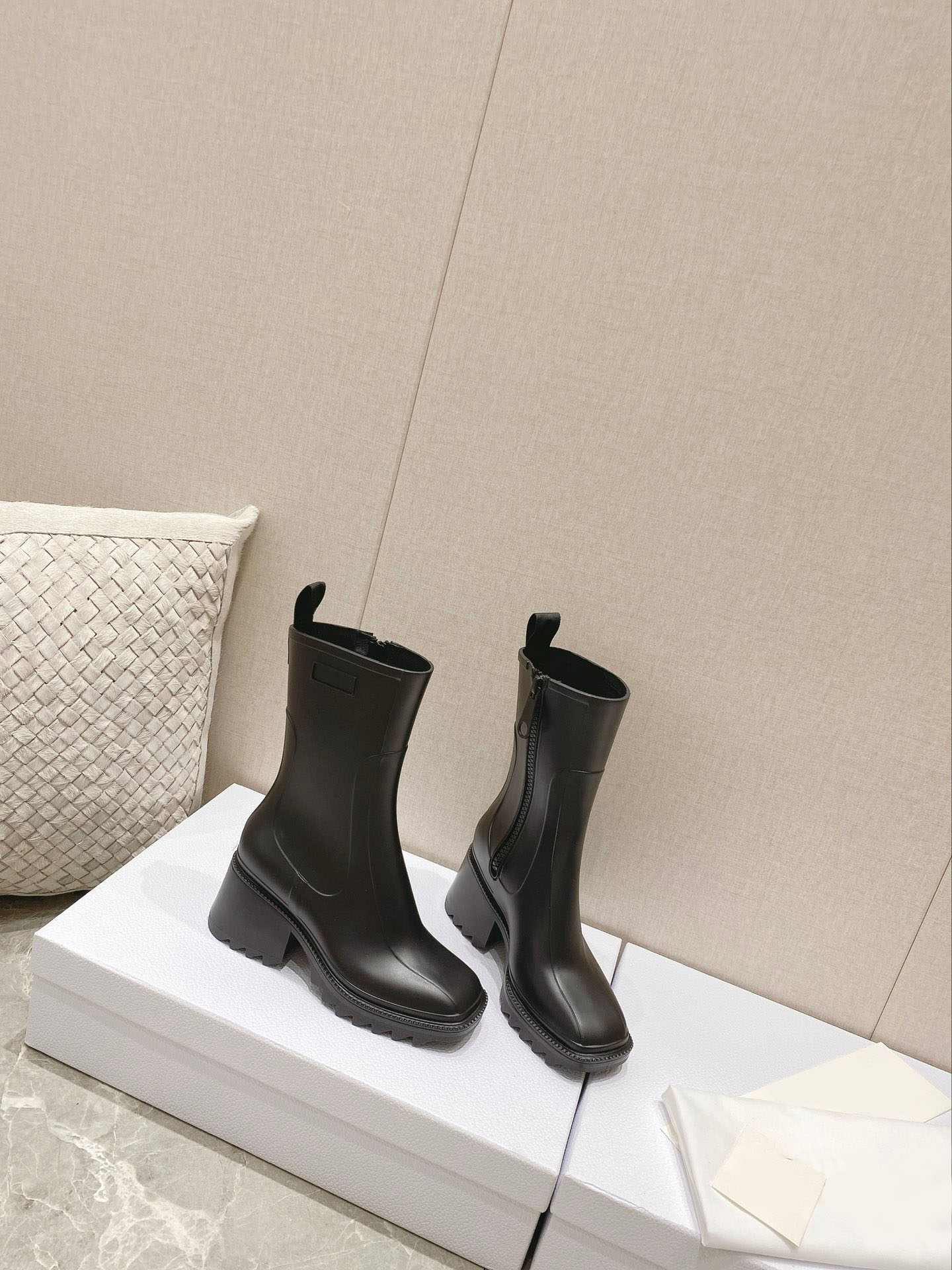 2021 fashionable women's thick heel boots are made of PVC material, with strong resilience, zipper opening gear outsole and more sense design
