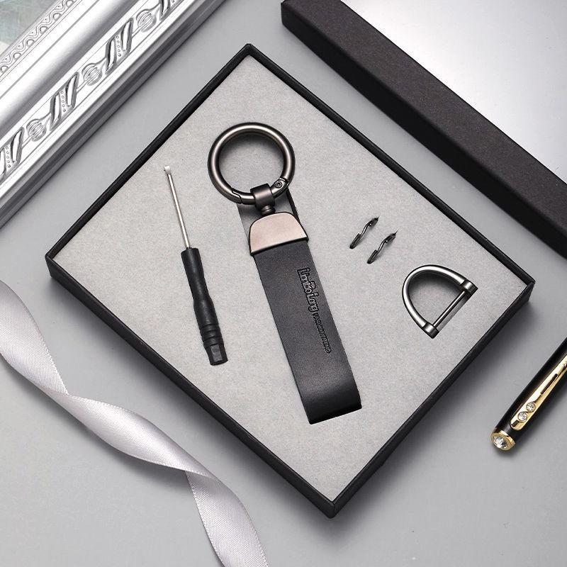 Keychains 2022 Creative High-end Luxury Cowhide Car Keychain Pendant Men Women Personality Hand Strap Key Chain Hanging Buckle Gift
Keychains 2022 Creative High-end Luxury Cowhide Car Keychain Pendant Men Women Personality Hand Strap Key Chain Hanging Buckle Gift