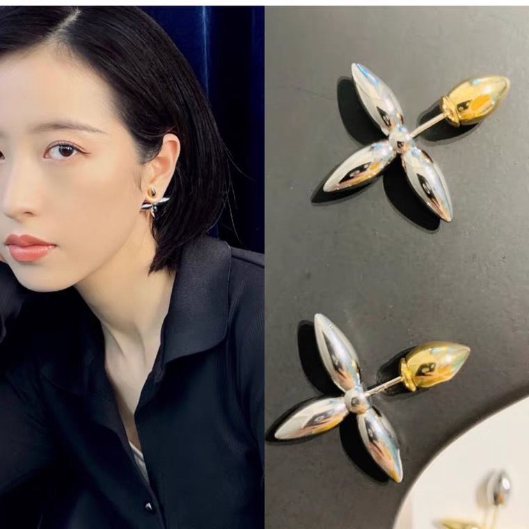 2021 new L couple classic two-color gold-plated earrings star with the same niche design net red ins earrings Luxurys Designers jewelry
2021 new L couple classic two-color gold-plated earrings star with the same niche design net red ins earrings Luxurys Designers jewelry