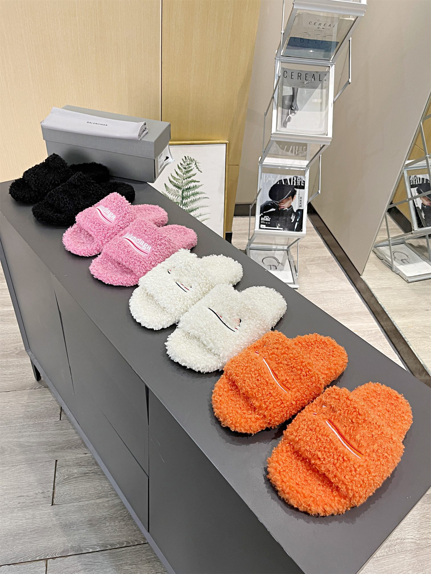 2021 summer early autumn word with letter embroidery hairy slippers female French fashion all-match flat-bottom non-slip men platform flip flop, Black
2021 summer early autumn word with letter embroidery hairy slippers female French fashion all-match flat-bottom non-slip men platform flip flop, Black