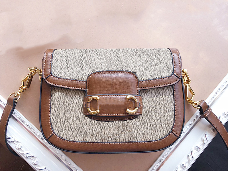 2021 Fashion Women's Shoulder Bags Lady's saddle Bag Handbags Classic pattern Horse Bit Buckle TOP Quality Designer Ladies Cross-body Totes Two Colors Free Delivery, Box
2021 Fashion Women's Shoulder Bags Lady's saddle Bag Handbags Classic pattern Horse Bit Buckle TOP Quality Designer Ladies Cross-body Totes Two Colors Free Delivery, Box