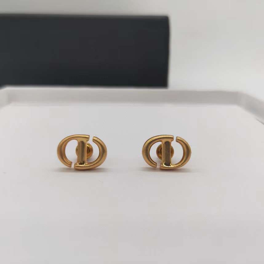Top quality stud earring in 18k gold plated for women wedding jewelry gift have box stamp PS8704
Top quality stud earring in 18k gold plated for women wedding jewelry gift have box stamp PS8704