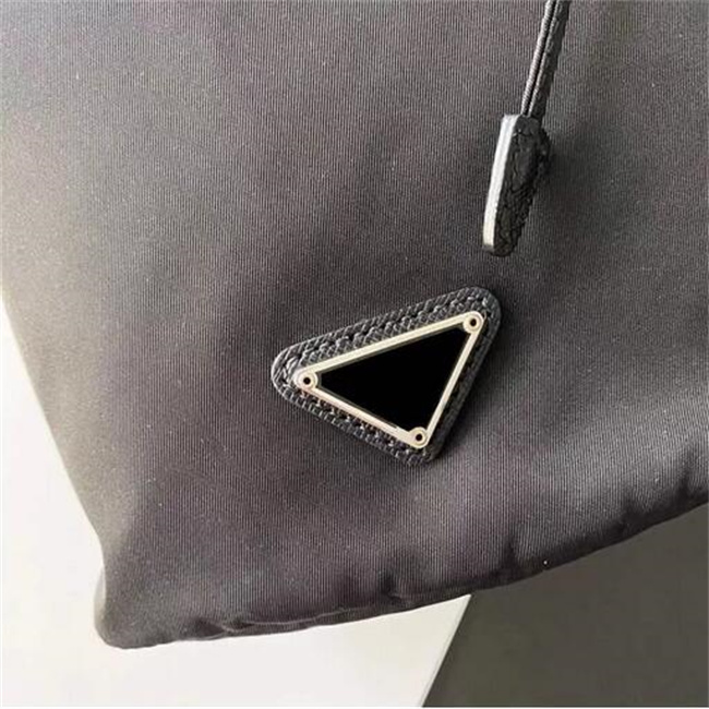 Fashion Women Keychains Small Long Chain Shoulder Messenger Bags Drawstring Classic Hand Bag Bucket Waist Keychain