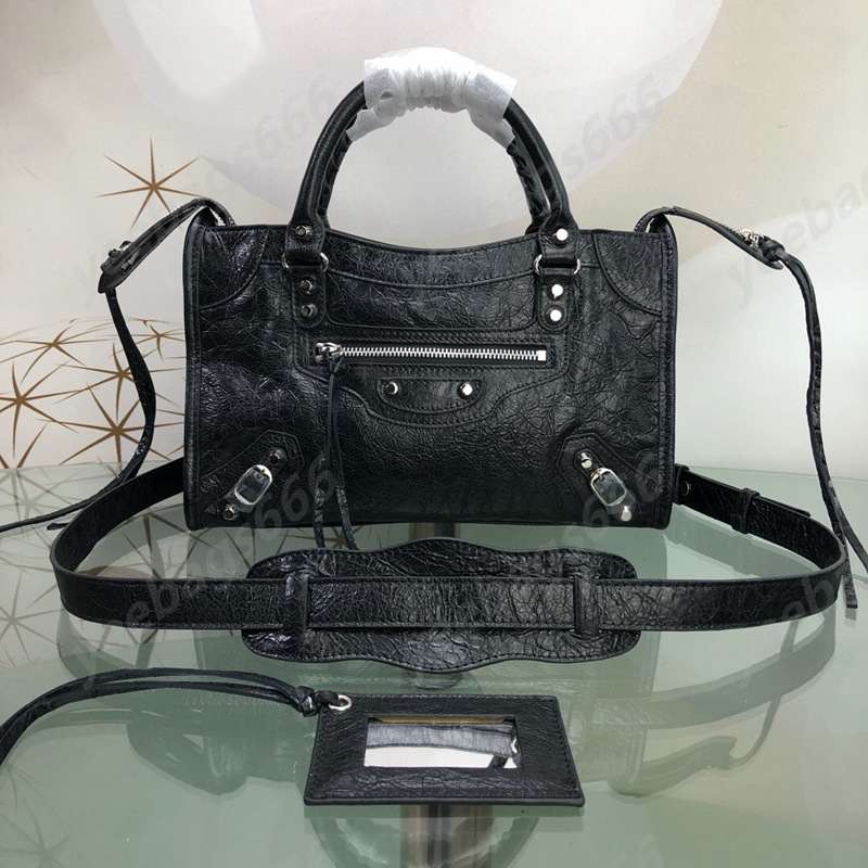 Classic tassel chain classic city ladies leather handbag shoulder bag rivets large, medium and small motorcycle retro bag
Classic tassel chain classic city ladies leather handbag shoulder bag rivets large, medium and small motorcycle retro bag